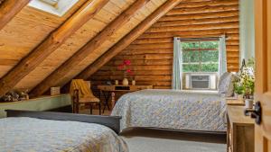 Bigwood Cabin Retreat Hot Tub Game Room Firepit Lounge Private Yard في Long Pond: غرفة نوم بسريرين في كابينة خشب