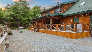 Bigwood Cabin Retreat Hot Tub Game Room Firepit Lounge Private Yard في Long Pond: منزل خشبي كبير أمامه مسار