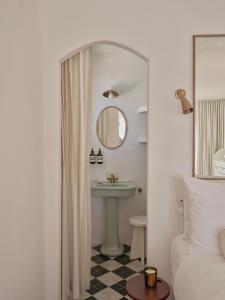 een badkamer met een wastafel en een spiegel bij Il Delfino Seaside Inn in Yamba