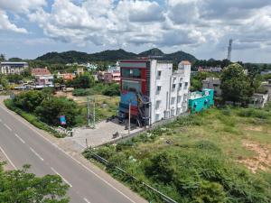 un edificio al lado de una carretera al lado de una calle en C R Residency, en Tirukkalikkunram