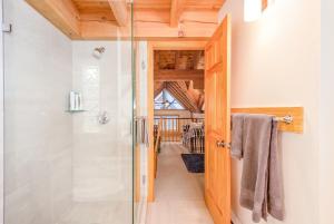 ビッグ・ホワイトにあるAlpine Timbers 2 Luxury Chalet with Hot Tubのシャワーとガラスのドアが付いたバスルーム +39枚の写真