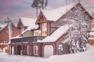 ビッグ・ホワイトにあるAlpine Timbers 2 Luxury Chalet with Hot Tubの雪の大家