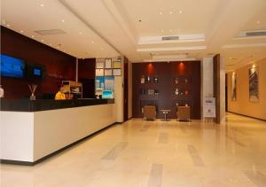 City Comfort Inn Zhanjiang Middle Renmin Avenue Dingsheng Square في زانجيانغ: لوبي فندق مع كونتر وكراسي