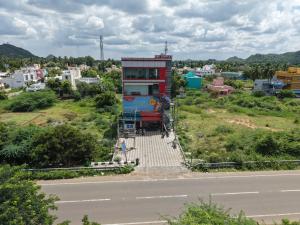 un edificio en una colina al lado de una carretera en C R Residency, en Tirukkalikkunram
