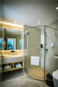 City Comfort Inn Shantou Tianshan Road Xinyicheng في Xialian: حمام مزود بدش ومغسلة