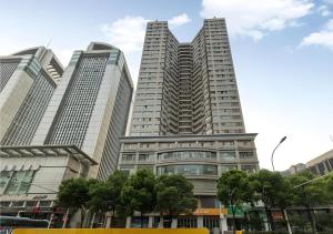 City Comfort Inn Wuhan Zhongnan Road Metro Exit في ووهان: مجموعة مباني طويلة في مدينة