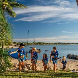 un grupo de niños caminando por la playa en Pet Friendly Sleeps 8 Bowen Holiday House, en Bowen