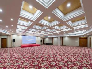 uma sala grande com uma tela de projeção em James Joyce Coffetel· Tianjin Olympic Center Lingbin Road Metro Station em Tianjin