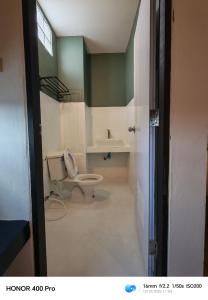 ベトンにあるThe loft hotelのトイレと洗面台のあるバスルーム