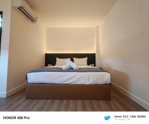 ベトンにあるThe loft hotelのベッドルーム1室(大型ベッド1台、ヘッドボード付)