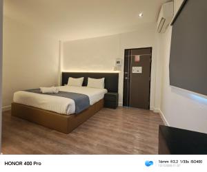 ベトンにあるThe loft hotelのベッドと薄型テレビのある寝室