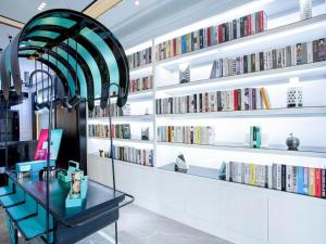 Η βιβλιοθήκη του ξενοδοχείου