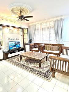 Телевизор и/или развлекательный центр в Rumah Eve Taman Banting Baru