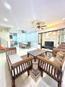 Гостиная зона в Rumah Eve Taman Banting Baru