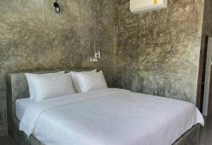 Postel nebo postele na pokoji v ubytování ฮานะอพาร์ทเม้นต์