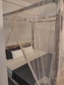 een bed in een hemelbed in een kamer bij Ceylonza Deluxe in Nikawatawana