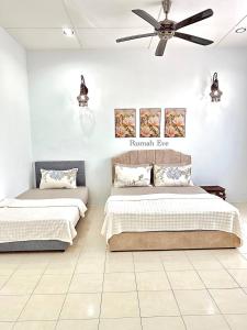 Кровать или кровати в номере Rumah Eve Taman Banting Baru