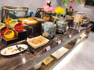 a buffet line with food on a table at Green Tree Inn Express Fuzhou Three Lanes and Seven Alleys Nanmendou Metro Station in Fuzhou
