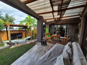 um pátio com um deque de madeira e uma lareira em Bosveld In Die Stad Lodge em Alberton