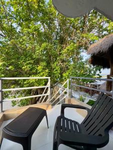 Orilla beach house في Playa Punta Arena: فناء مع كرسيين سوداوين ومظلة +14 صورة