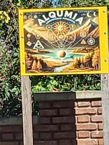 un cartello che si trova in cima a un muro di mattoni di La Morada a Gaiman