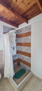 un bagno con doccia, wc e lavandino di La Morada a Gaiman