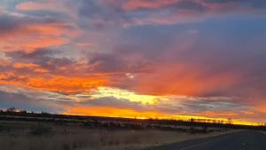 un tramonto sul ciglio di una strada di La Morada a Gaiman