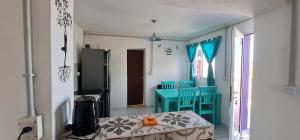 un soggiorno con sedie blu e un tavolo di La Morada a Gaiman Altre 7 foto