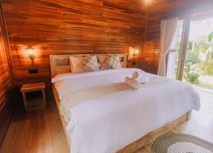 En eller flere senge i et værelse på D SARI WOODEN House