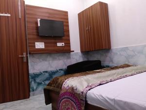 En eller flere senge i et værelse på Hotal shri Girraj Dham Vrindavan