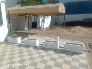 メズライアにあるappartement 1 Midoun centreの下に4つの植物があるガゼボ