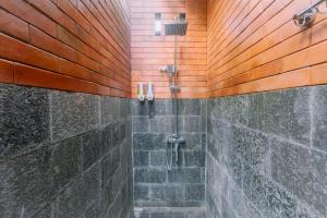 Et badeværelse på D SARI WOODEN House