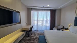 Giường trong phòng chung tại Azure Resort +52 ảnh