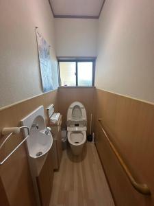 ein kleines Badezimmer mit Toilette und Waschbecken in der Unterkunft MIYABI stay house in Tamana + 14 Fotos