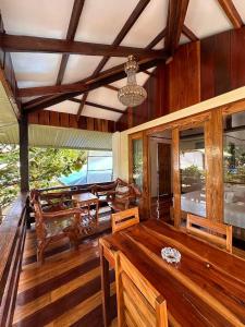 een woonkamer met een houten tafel en stoelen bij Tirso and Nora's Inn in General Luna