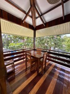 een eetkamer met een tafel en stoelen op een houten vloer bij Tirso and Nora's Inn in General Luna +73 foto's