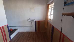 Un baño pequeño con lavabo y ventana. en Hampi nest gust house, en Hampi