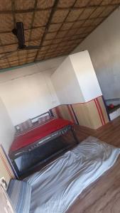 un dormitorio con dos camas en una habitación en Hampi nest gust house, en Hampi