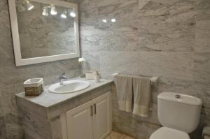 Apt. El Guirre Nº 8 - bajo في La Playa Calera: حمام مع مرحاض أبيض ومغسلة +43 صورة