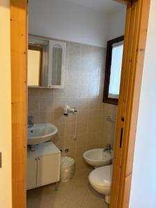 um banheiro com pia e vaso sanitário em Hotel Ambassador Bormio em Bormio