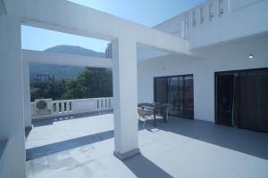 Nespecifikovaný výhled na hory nebo výhled na hory při pohledu z chaty