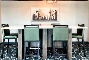 una sala conferenze con tavolo e 4 sedie di Wingate by Wyndham Jackson a Jackson