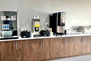 una cucina con un piano di lavoro con una macchina per il caffè di Wingate by Wyndham Jackson a Jackson Altre 12 foto
