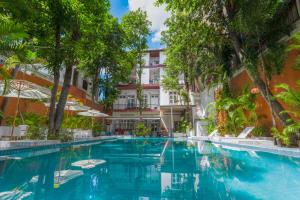 a swimming pool in front of a building at Emeraldgems Residence - Deplicate in Phumĭ Prêk Chrey