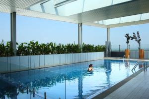 Piscina de la sau aproape de Hotel Santika Premiere ICE - BSD City