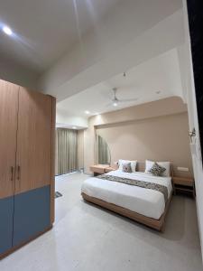 a bedroom with a large bed in a room at Hotel Sun Shine in Jāmb