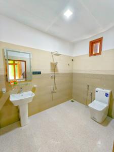 un baño con lavabo e inodoro en Cinnamon River Edge, en Udawalawe