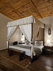 un dormitorio con una cama con dosel en ilika Resort, Pauri, en Pauri