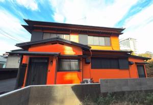 a house with an orange at 白浜の宿梅 別館 in Shirahama