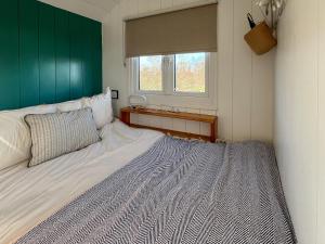 En eller flere senge i et værelse på Oak Hut - Uk51025